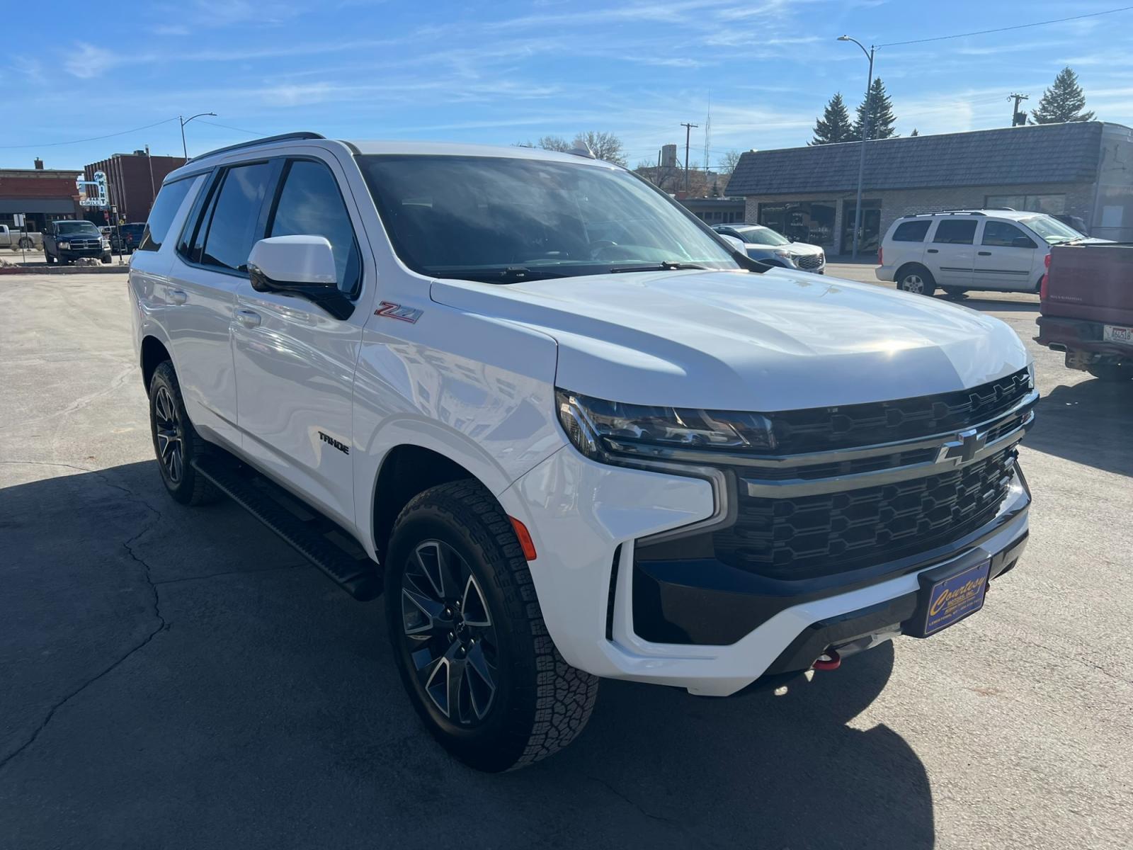 2022 WHITE /Black Chevrolet Tahoe Z71 w/ Luxury Package (1GNSKPKD6NR) with an 5.3L V8 engine, Automatic transmission, located at 116 5th Avenue South, Lewistown, MT, 59457, 47.063877, -109.427879 - Experience the power and luxury of the 2022 Chevrolet Tahoe Z71. This stunning SUV combines rugged durability with unmatched comfort, making it the perfect vehicle for any adventure. Whether you're navigating city streets or exploring off-road trails, the Tahoe Z71 delivers a smooth, responsive ride - Photo #0